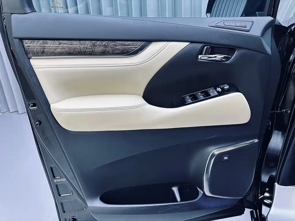 Toyota Alphard — миниатюра 22
