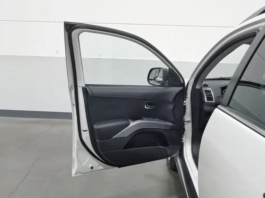 Mitsubishi Outlander (Import) — миниатюра 8