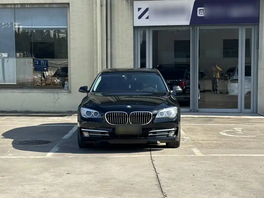 BMW 7 Series — миниатюра 7