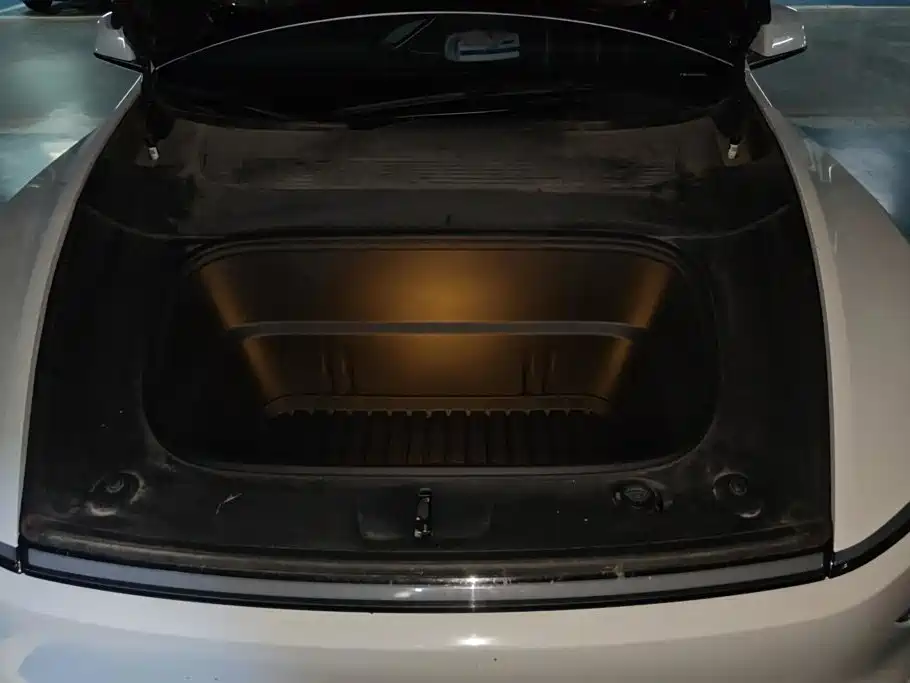 Tesla Model Y — миниатюра 10
