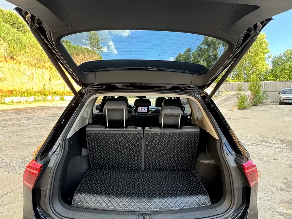 Volkswagen Tiguan L L 2022 380TSI AT R-Line 7 мест