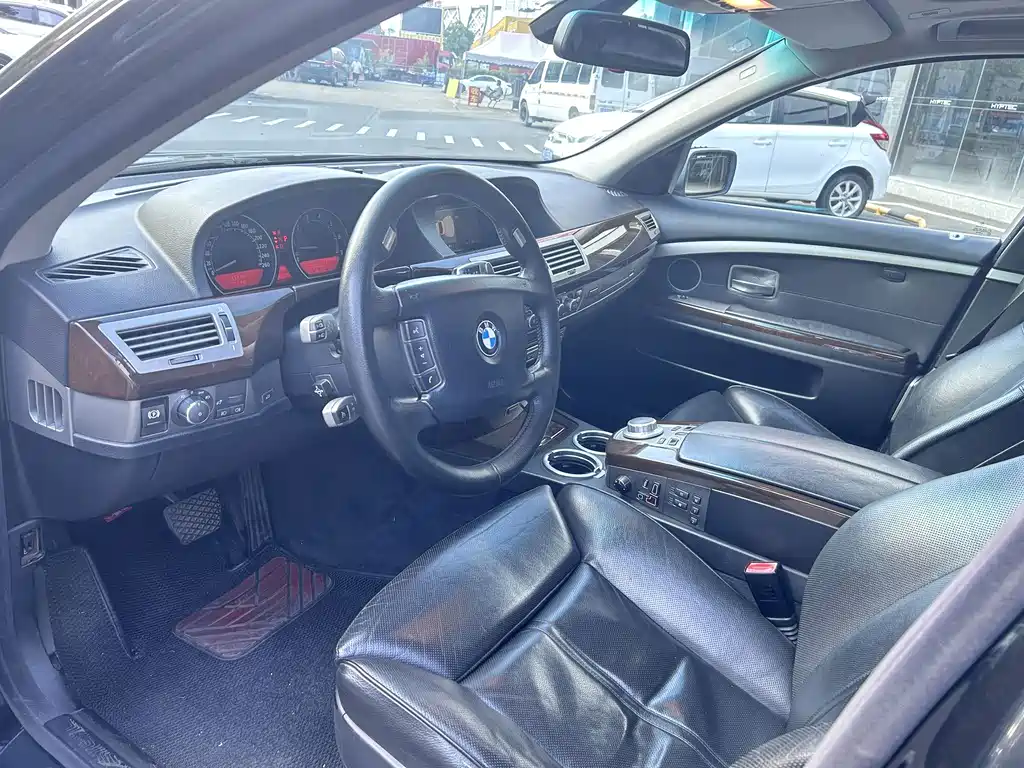 BMW 7 Series — миниатюра 7