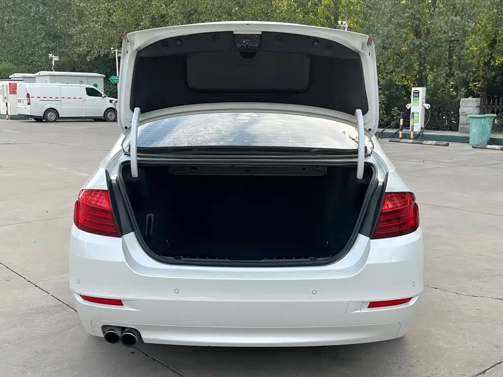 BMW 5 Series — миниатюра 24