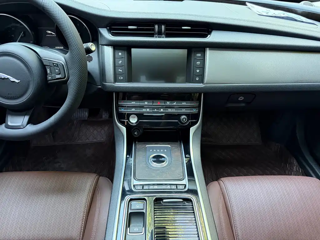 Jaguar XFL — миниатюра 7