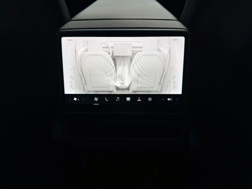 Tesla Model Y — миниатюра 16