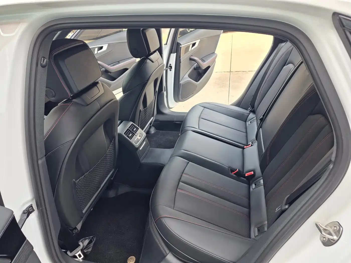 Audi A4L 2025 Белый из Китая