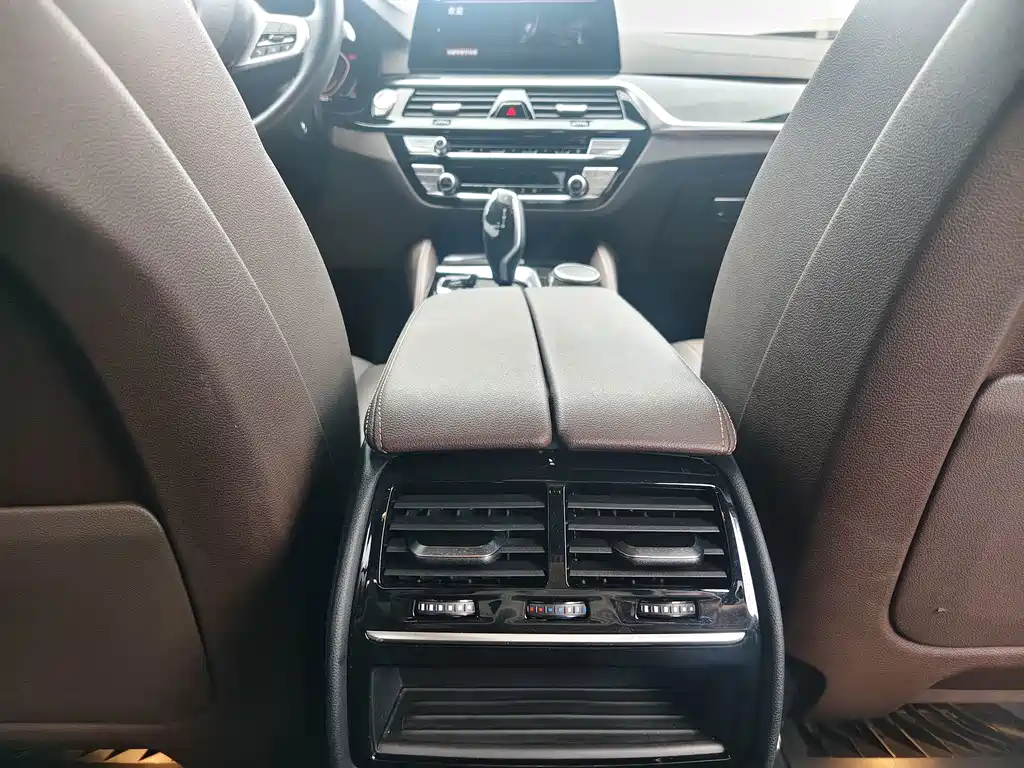 BMW 5 Series — миниатюра 9