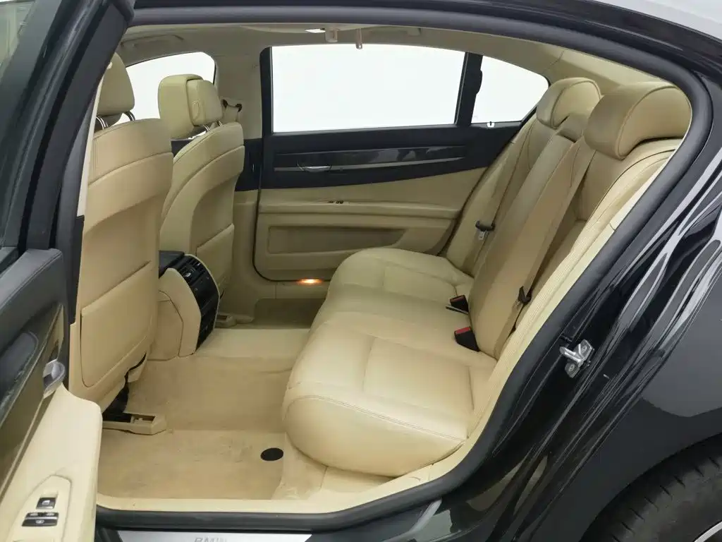 BMW 7 Series — миниатюра 15