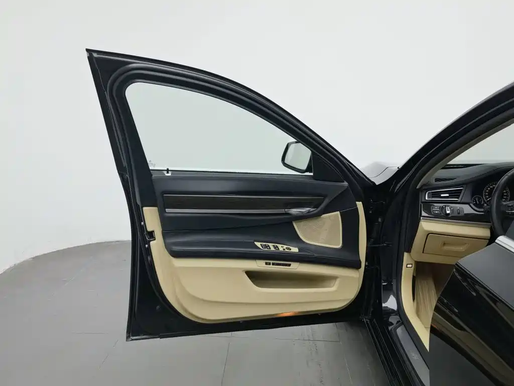 BMW 7 Series — миниатюра 8