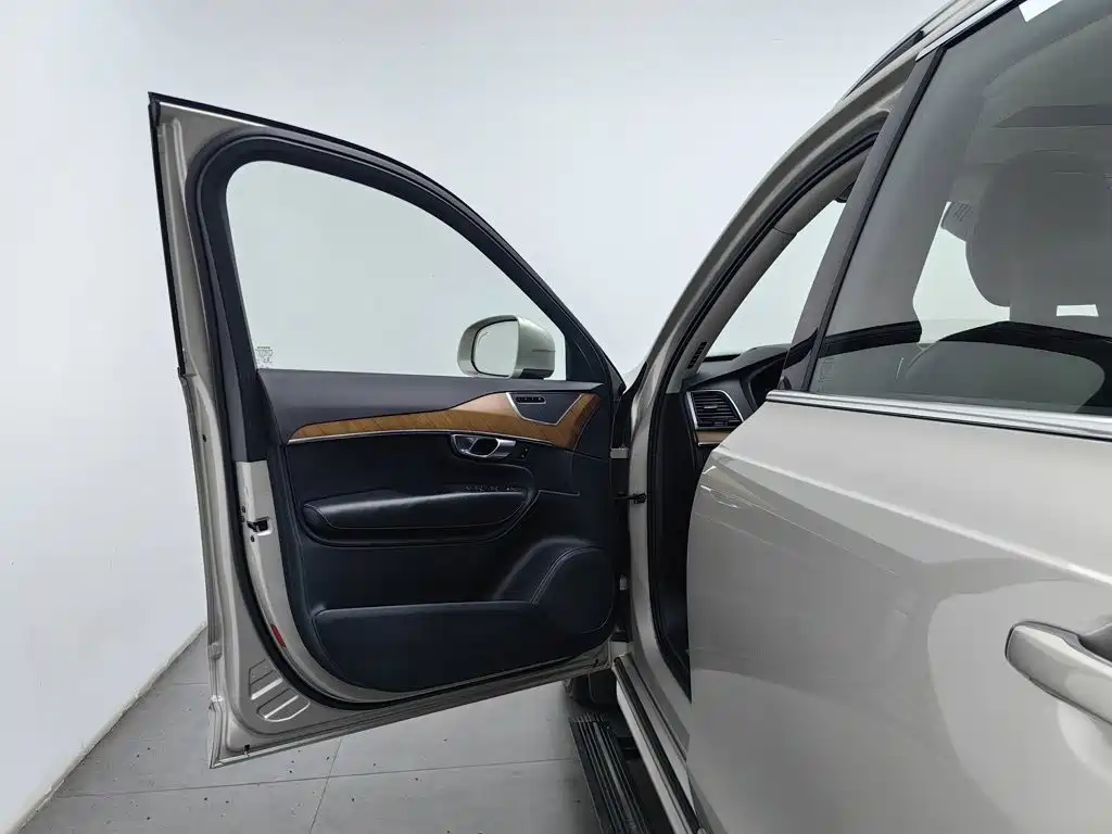 Volvo XC90 — миниатюра 8