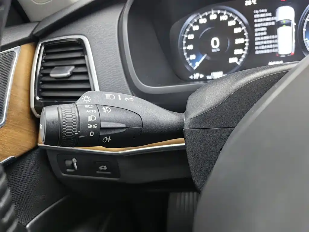 Volvo XC90 — миниатюра 21