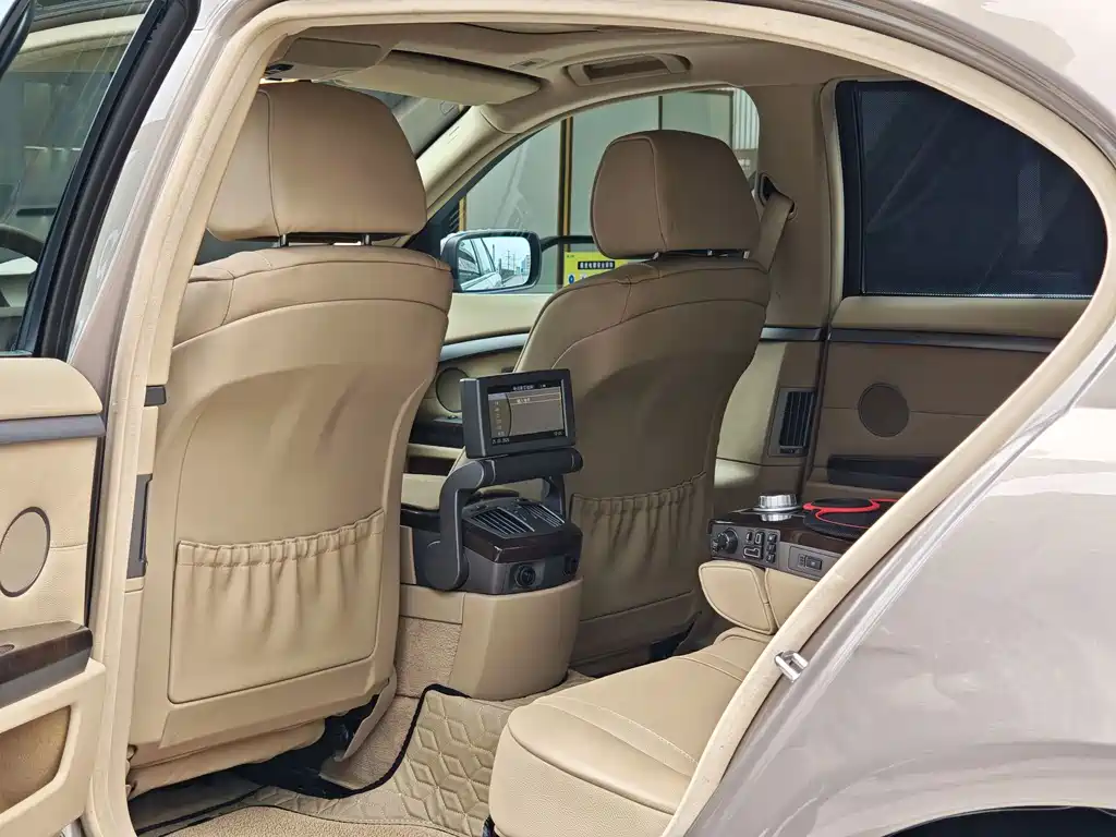BMW 7 Series — миниатюра 11