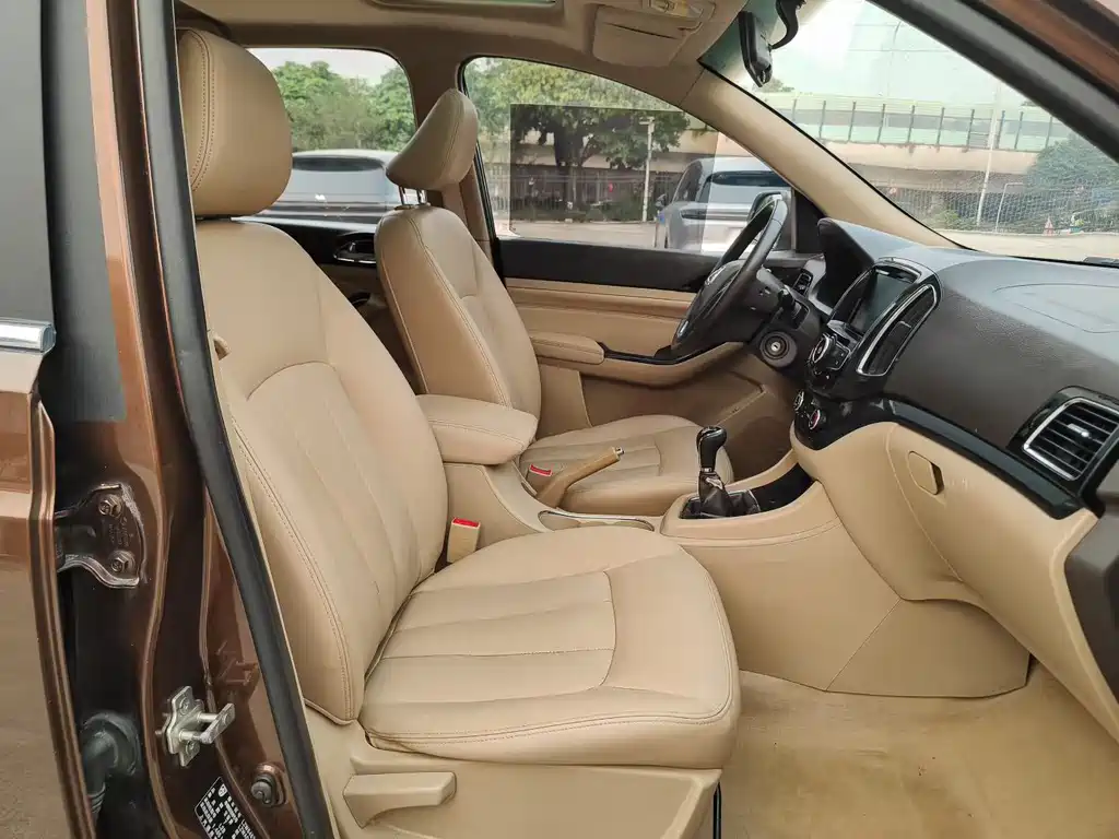 Baojun 730 2014 1.5L MT Luxury ESP 7 мест