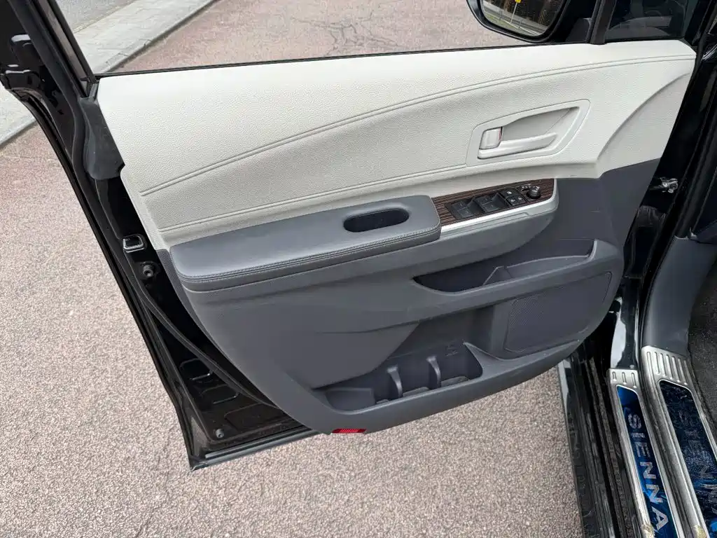 Toyota Sienna — миниатюра 6