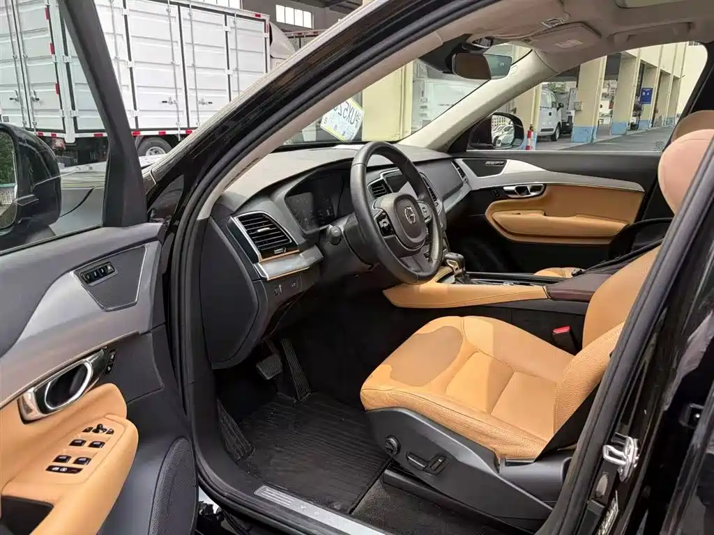 Volvo XC90 2016 T5 7 мест