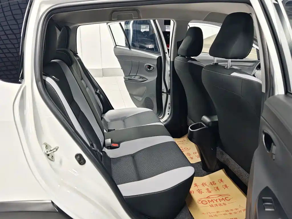 Toyota Yaris L — миниатюра 9