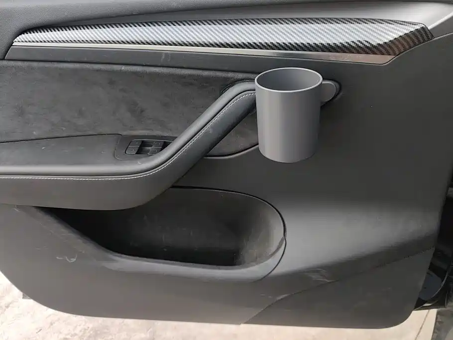Tesla Model Y — миниатюра 7