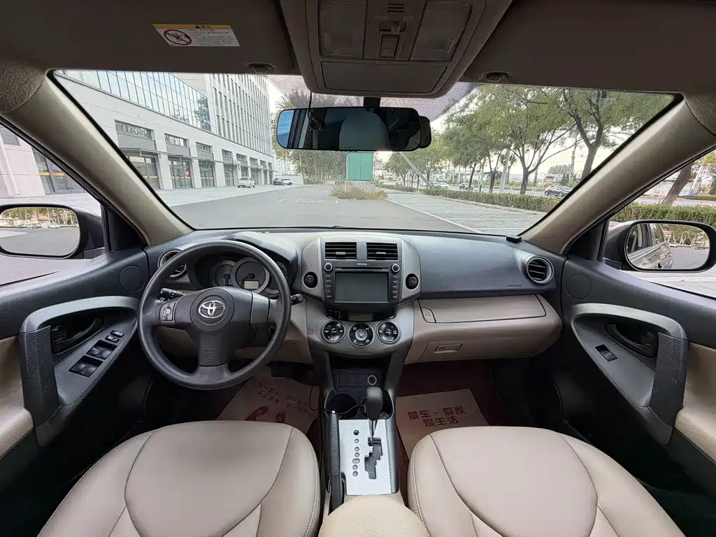 Toyota RAV4 — миниатюра 9