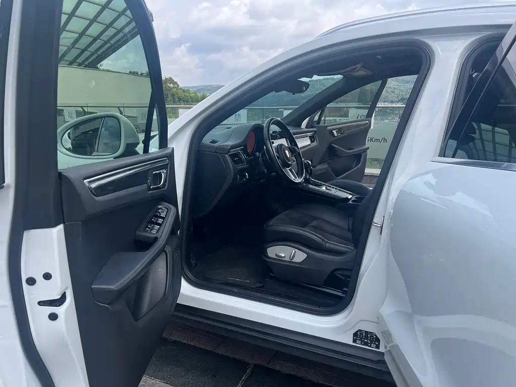 PORSCHE MACAN