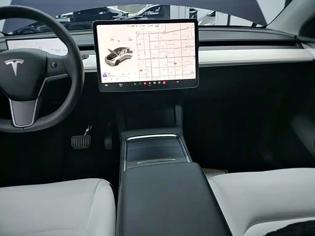 Tesla Model Y — миниатюра 13