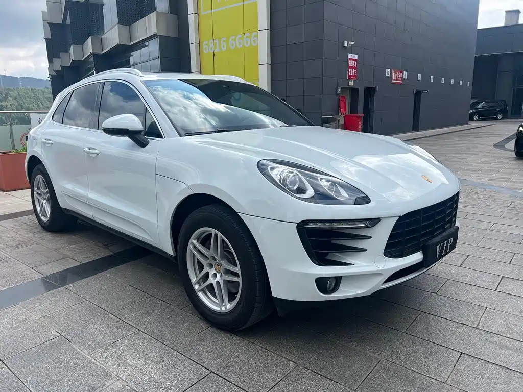 PORSCHE MACAN