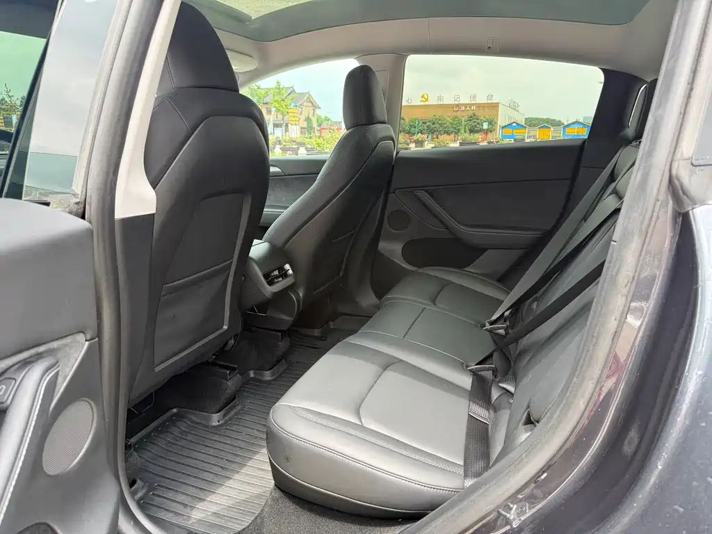 Tesla Model Y — миниатюра 9