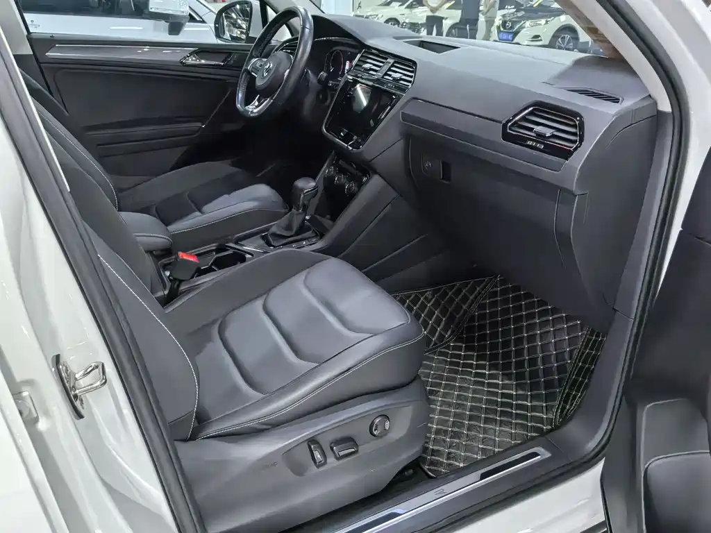 Volkswagen Tiguan L L 2021 330TSI AT R-Line
