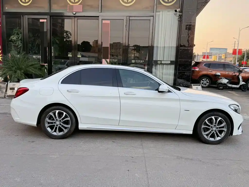 Mercedes-Benz C-Class — миниатюра 3