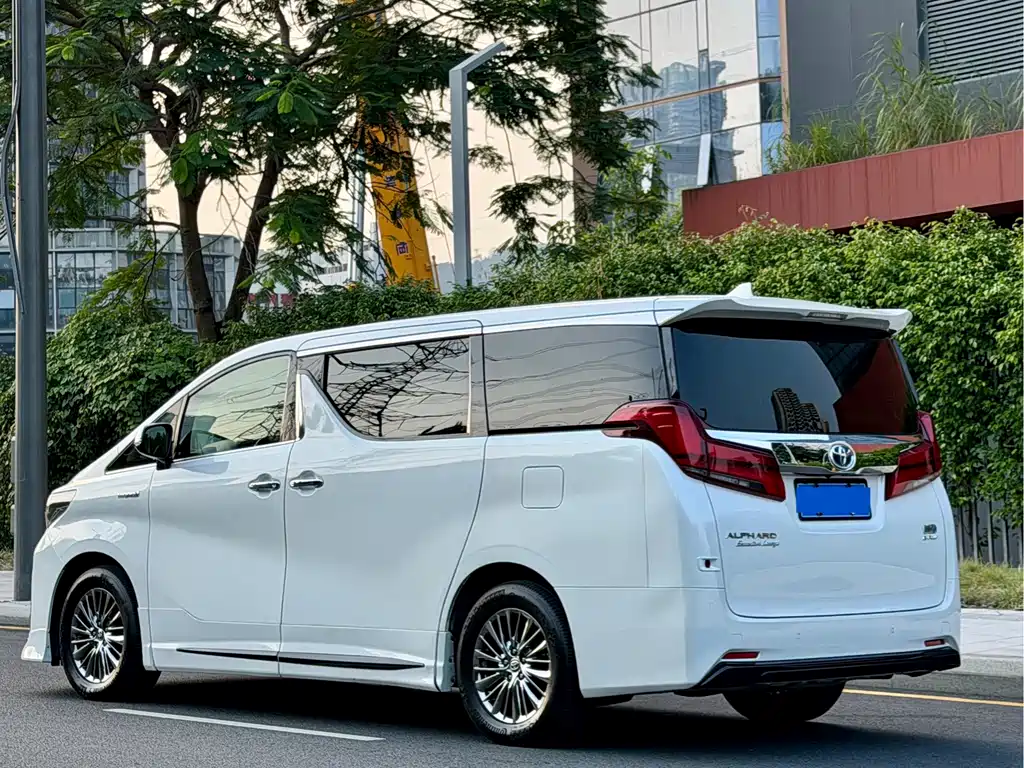 Toyota Alphard — миниатюра 17