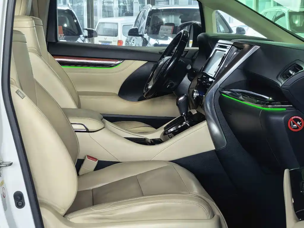 Toyota Alphard — миниатюра 6
