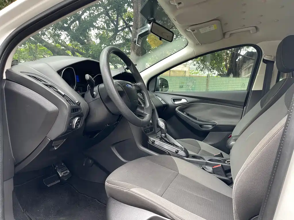 Ford Focus 2012 1.6L AT