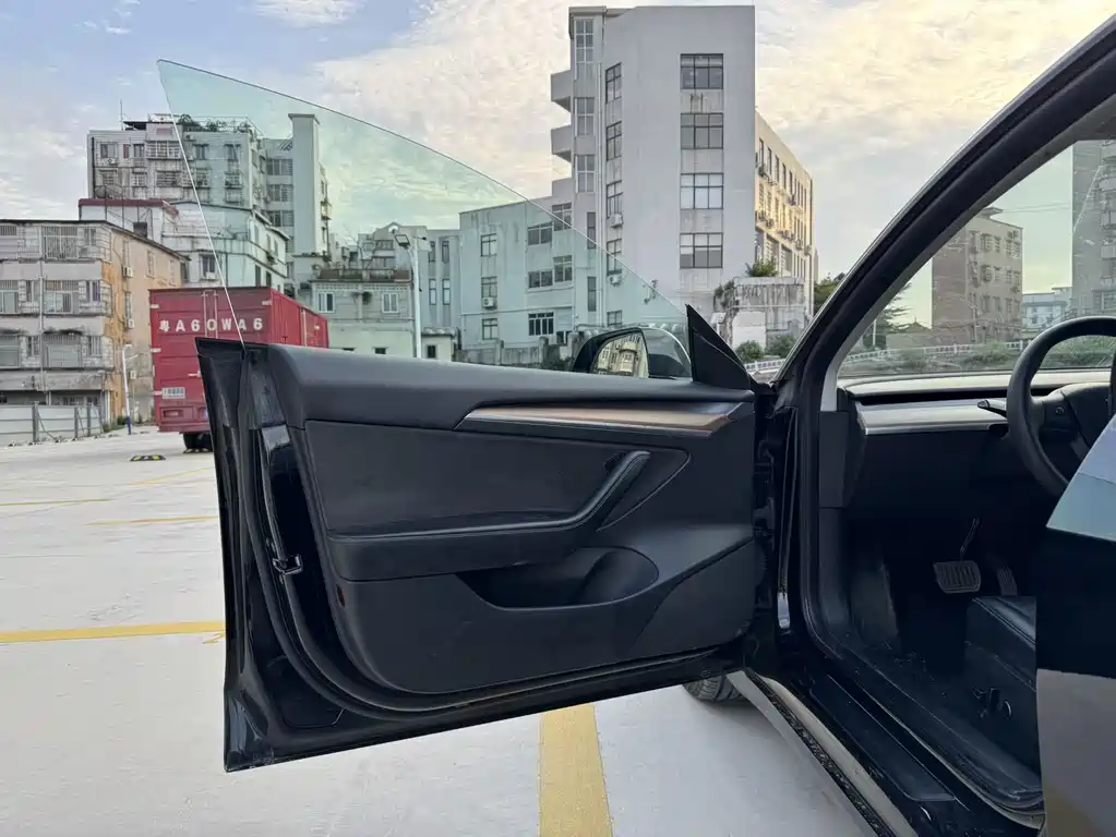 Tesla Model 3 — миниатюра 10
