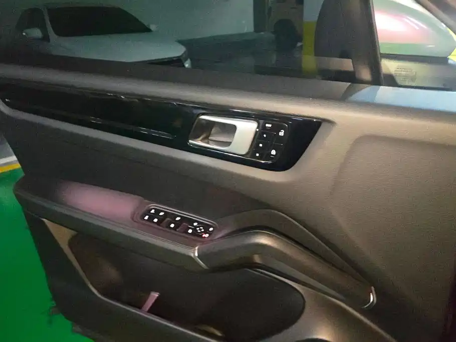 Porsche Cayenne — миниатюра 7