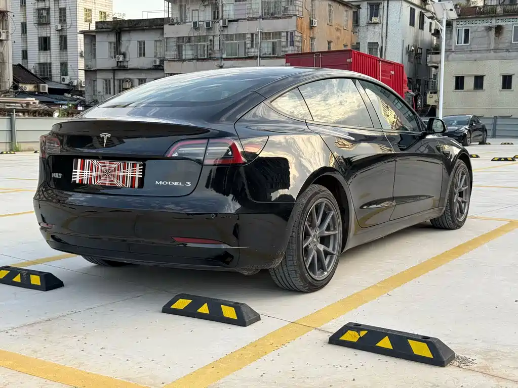 Tesla Model 3 — миниатюра 4