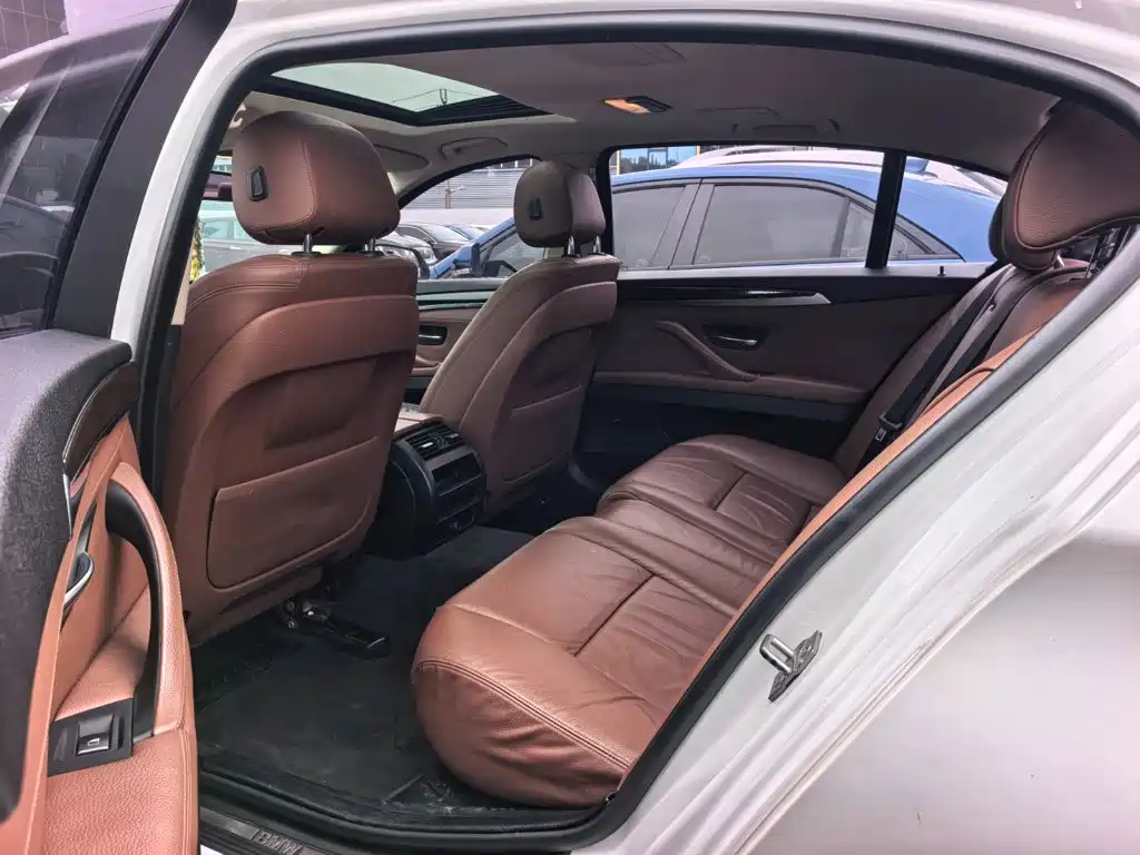 BMW 5 Series — миниатюра 8
