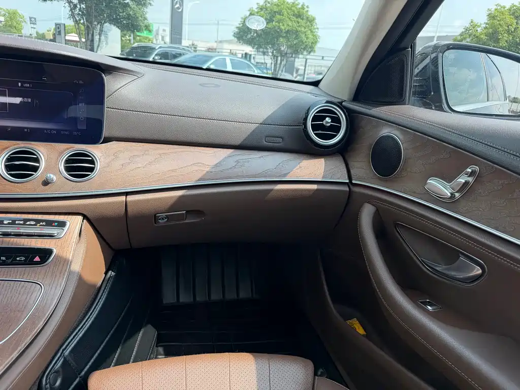 Mercedes-Benz E-Class — миниатюра 17