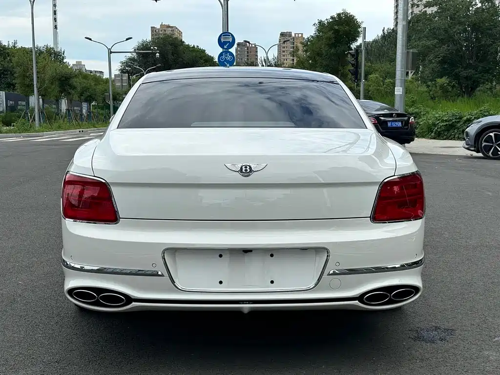 Bentley Flying Spur PHEV — миниатюра 7