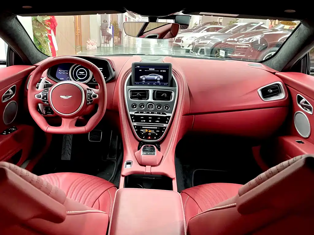 Aston Martin DB11 — миниатюра 11