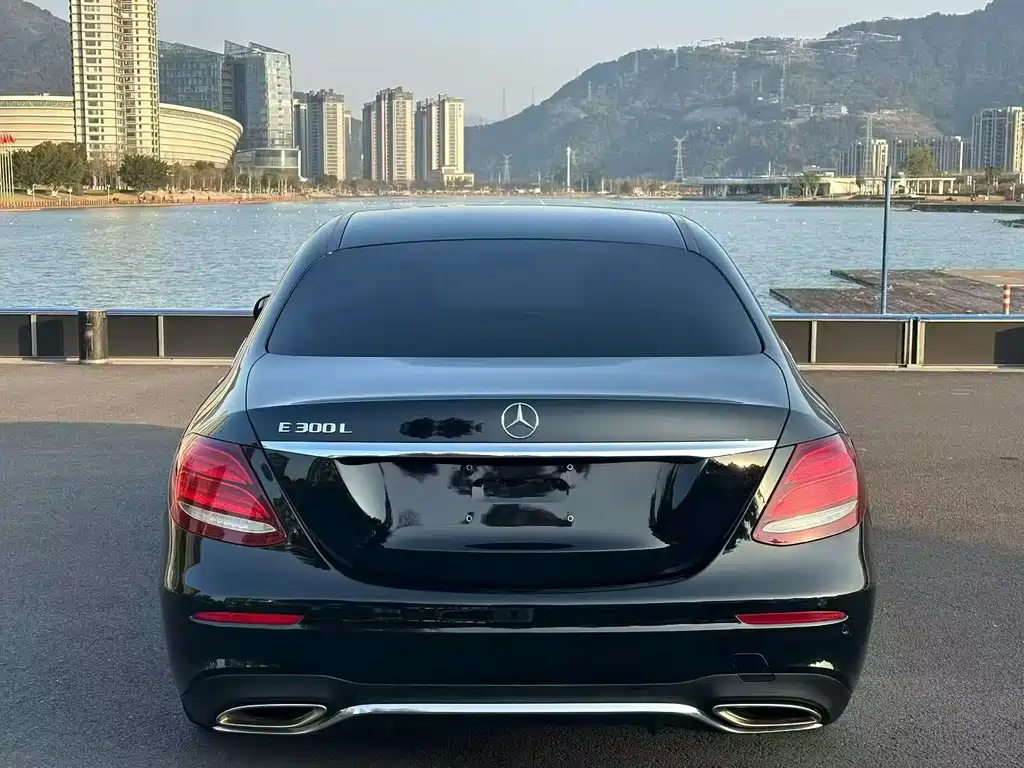 Mercedes-Benz E-Class — миниатюра 8