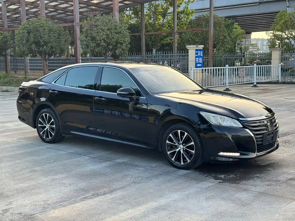 Toyota Crown — миниатюра 3