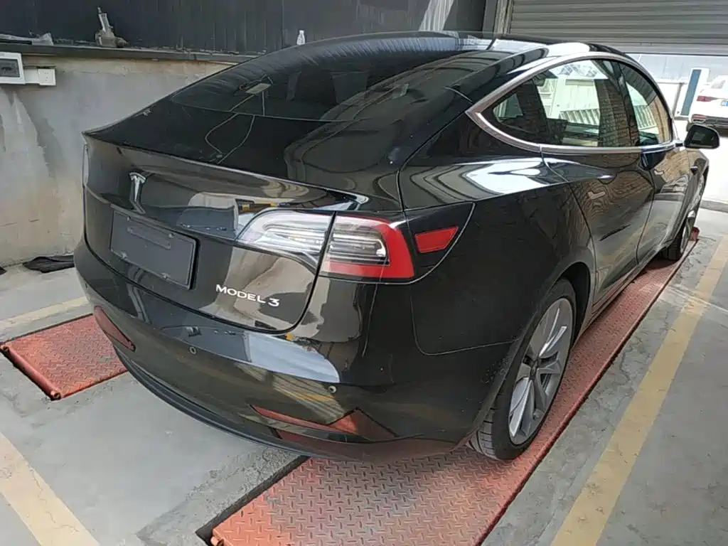 Tesla Model 3 — миниатюра 7