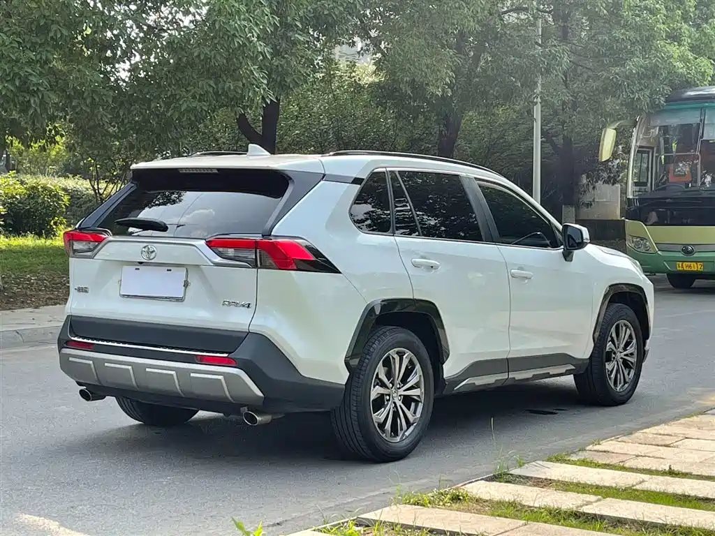 Toyota RAV4 2024 2.0L CVT Plus