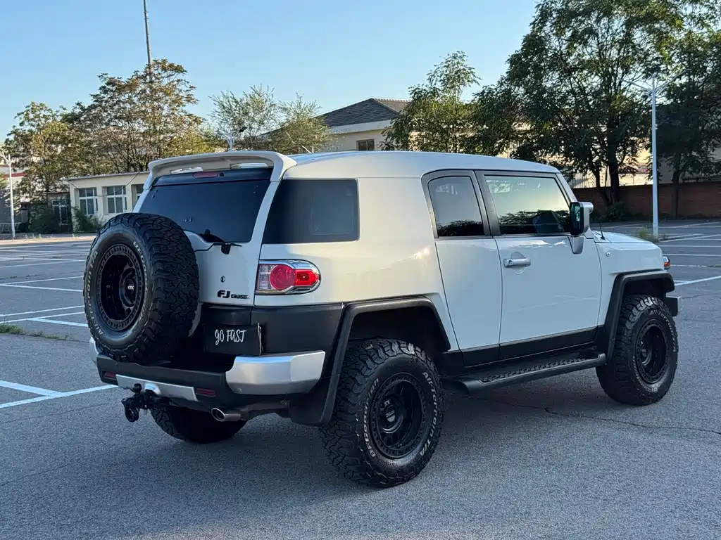 Toyota FJ Cruiser — миниатюра 6