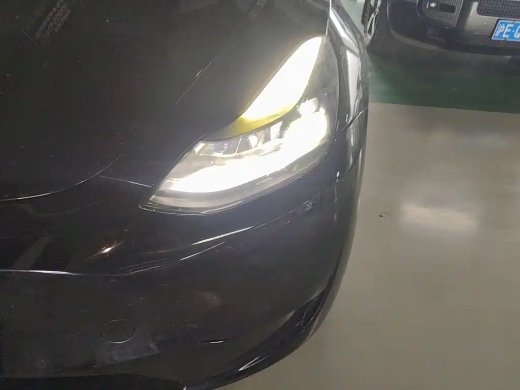 Tesla Model Y — миниатюра 24