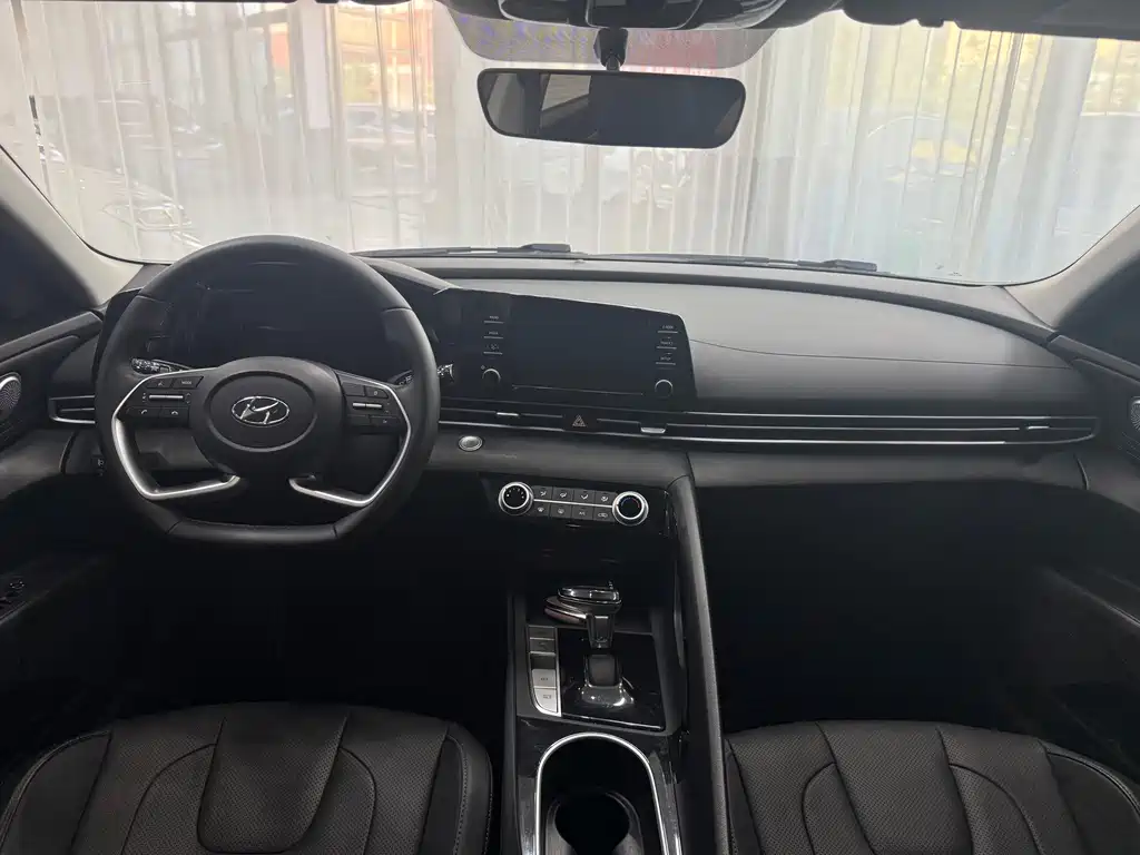 Hyundai Elantra — миниатюра 8