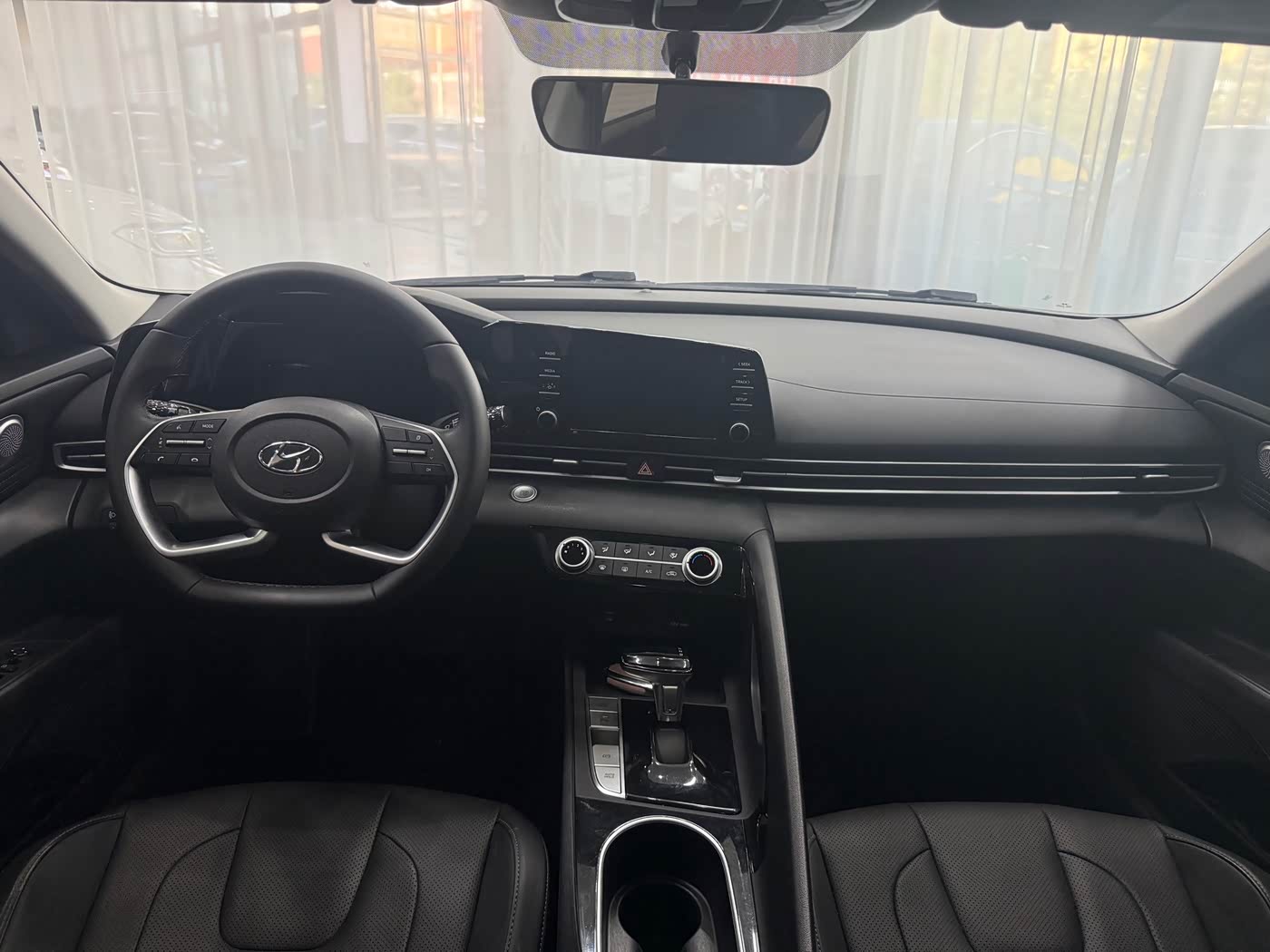 Hyundai Elantra 1.5 л 2022 г. Серебристо-серый, пробег 40000 км