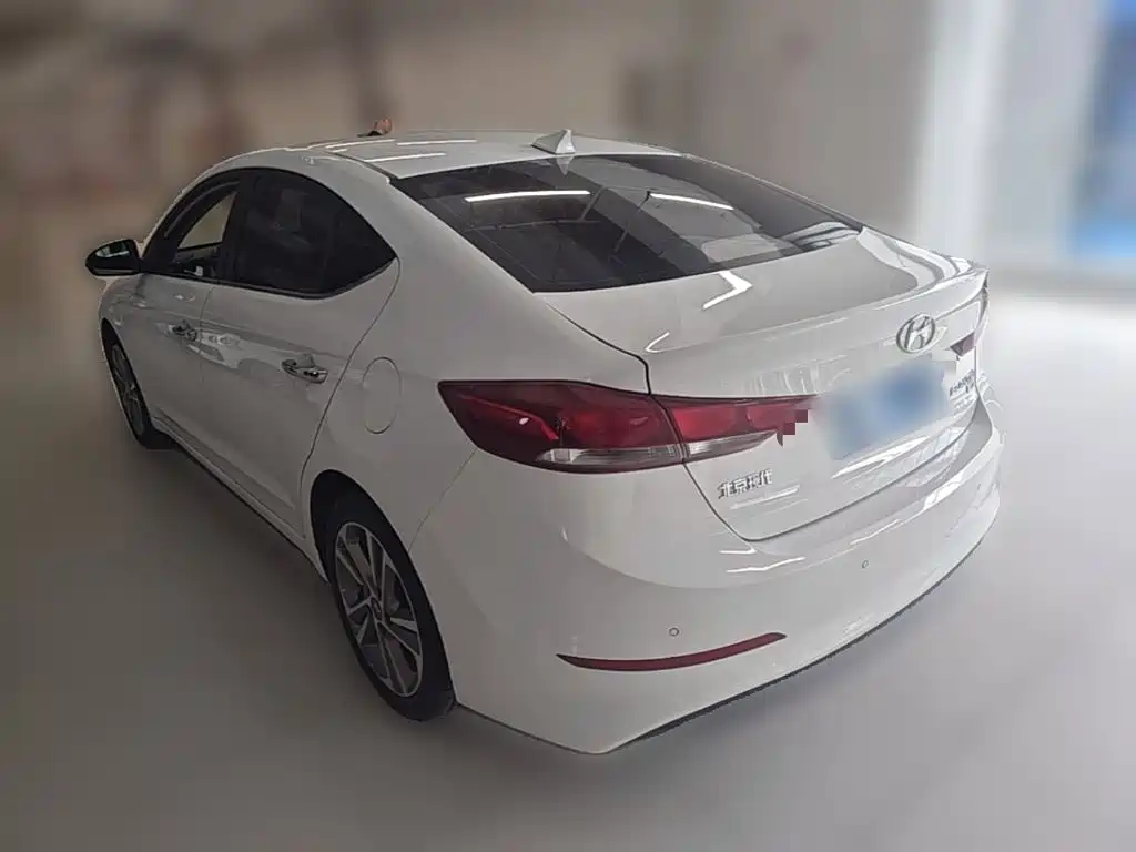 Hyundai Elantra — миниатюра 9