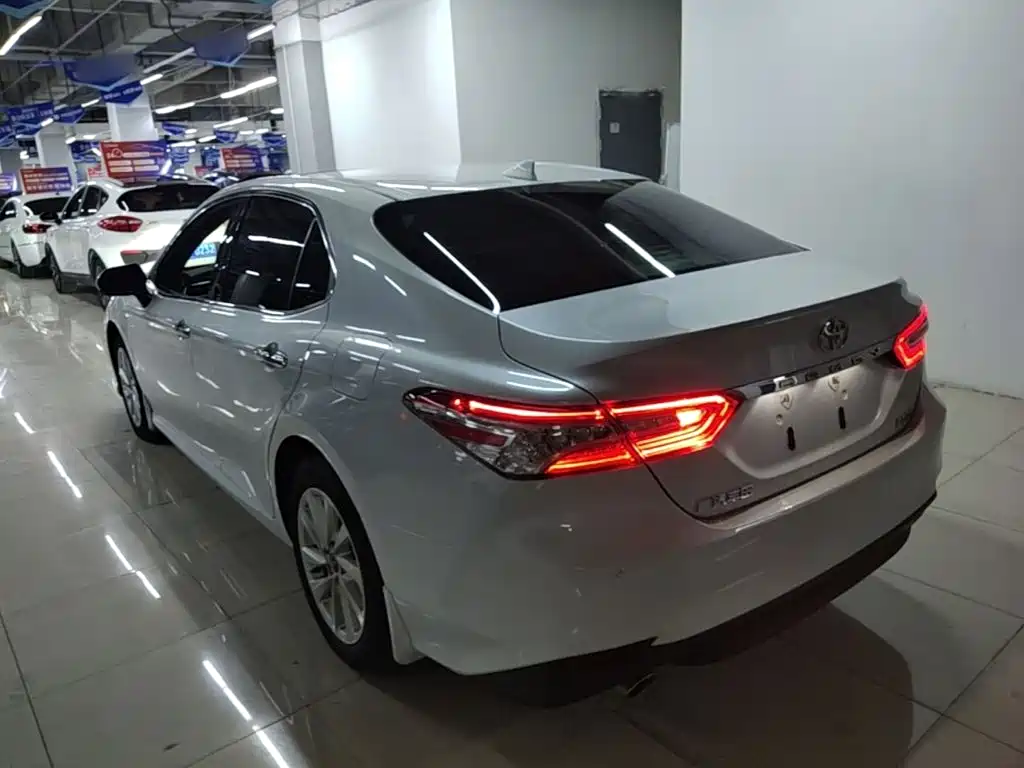 Toyota Camry — миниатюра 5