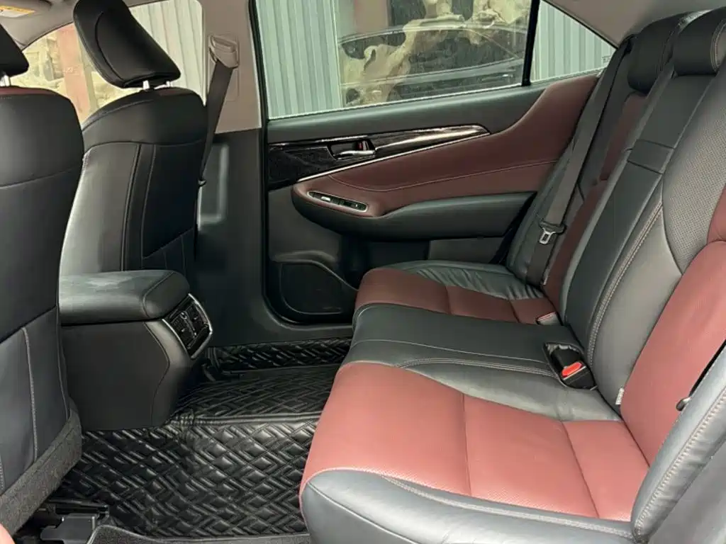 Toyota Crown — миниатюра 8