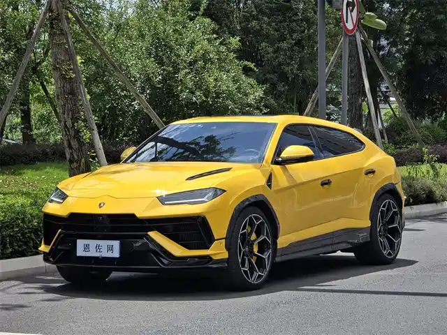 LAMBORGHINI URUS 2023